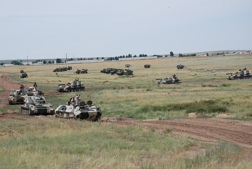 DSC_0514.JPG - We meet in the middle of nowhere a kazakhi artillerie bataillion. Same job I make at the end of the 70th in Germany!