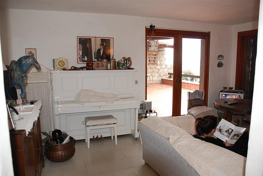 DSC_0221.JPG - Das war unser Appartment. Durch die Tr geht es auf die Terrasse und von dort...
