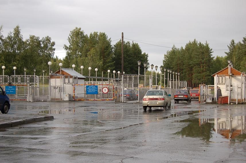 Osorsk.JPG - Hier durften wir (noch) nicht rein. Osorsk (Atomstation Chelabinsk 40) ist eine geschlossene Stadt, in der sich 1957 der groesste atomare Unfall der Menschheit ereignete. Nach Schaetzungen wurde bis zu 4 mal mehr Radioaktivitaet als in Tschernobyl freigesetzt.