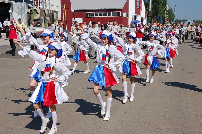 Kinder-Marschkapelle.JPG - Kindermarschmusikkapelle - Die Stimmung muss noch etwas aufgelockert werden...