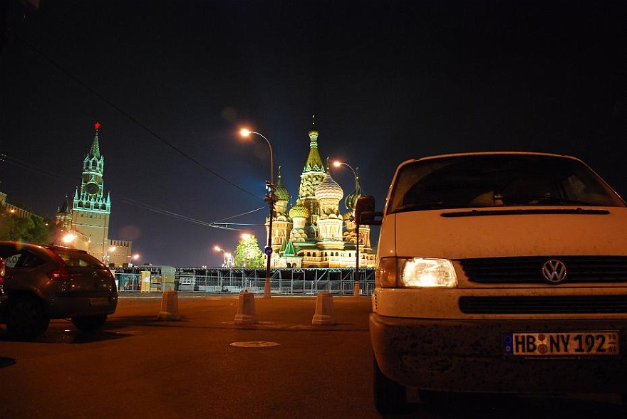 DSC_0541.JPG - ...und unser Bus am Roten Platz vor der Kathedrale bei Nacht.