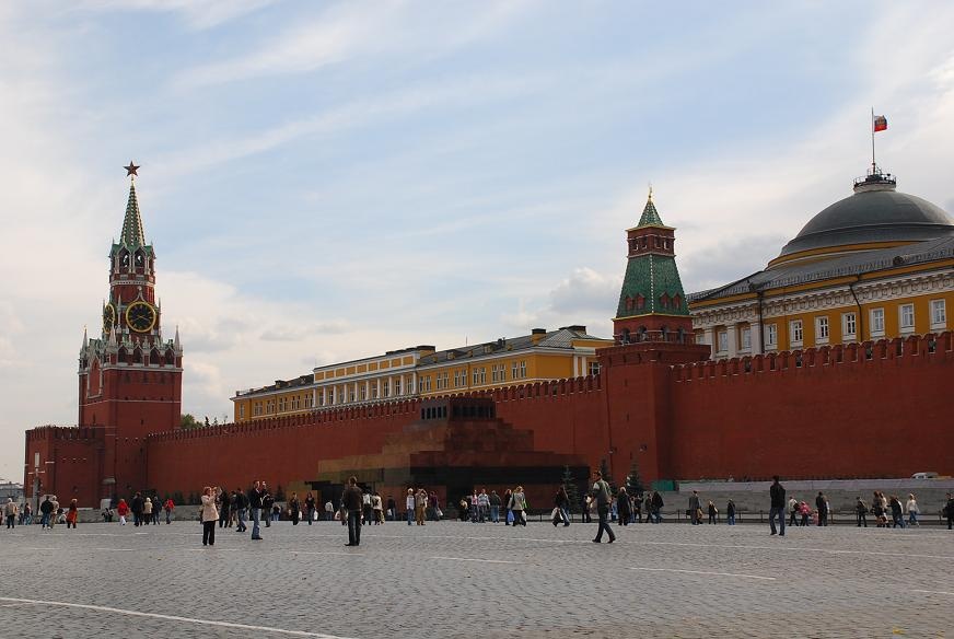 DSC_0671.JPG - Spasskaja-Turm, Kremlmauer und Mausoleum. Rechts, mit Flagge auf dem Dach, Putins Buero.