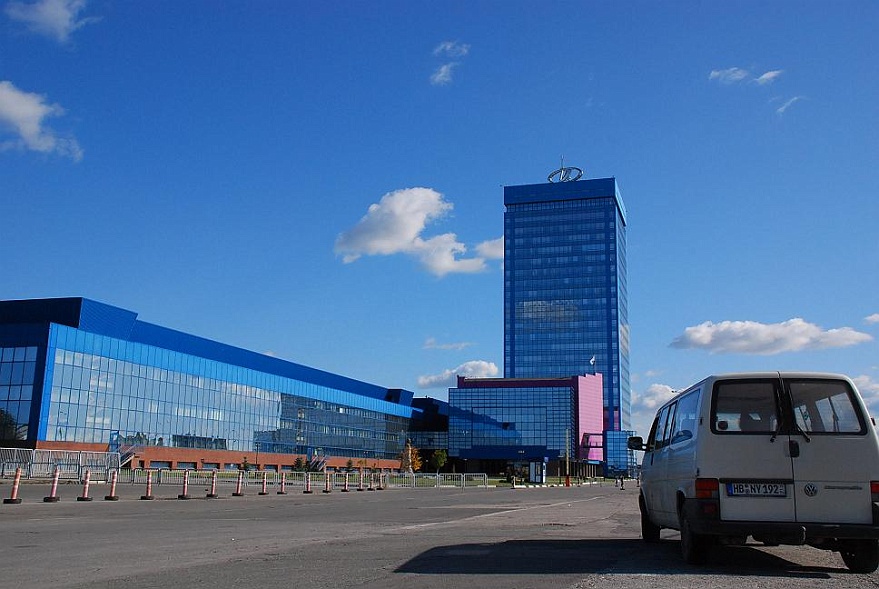 DSC_4526.JPG - Vor der Zentrale von AvtoVAZ: Ich lade alle Ladafahrer nach Wolfsburg ein - macht es mir nach!