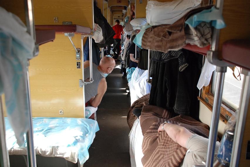 DSC_0562.JPG - Hier seht ihr den Zug von innen. Wir fahren "Platzkart", was bedeutet, dass wir keine eigenes vierer oder zweier Coupe haben. Die meisten Fahrgaeste sind Arbeiter, die aus den nrdlichen lfeldern zurck nach Hause fahren.