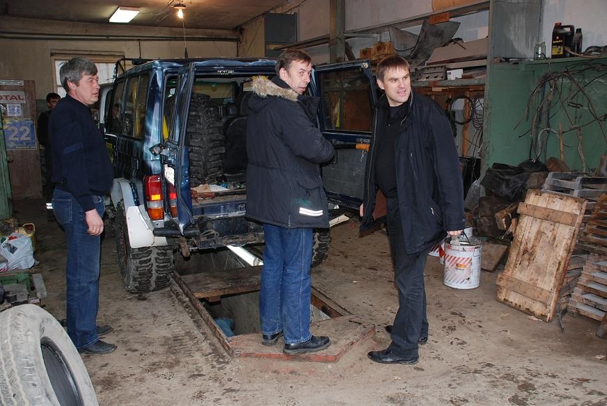 DSC_0258.JPG - Werkstattbesichtigung im Off-Road-Club bei Dima (rechts)