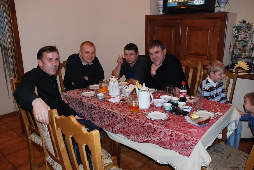 DSC_0306.JPG - Abschluß des Tages im Restaurant "Hong Kong" - v.l.n.r. Peter, Kostja, Slava, Dima und seine zwei Kinder