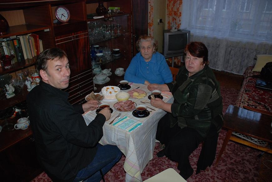 DSC_0308.JPG - Am nchsten Tag musste auch mal die Verwandtschaft von mir besucht werden. Mit Schwiegermuttern zu Besuch bei Oma Rimma