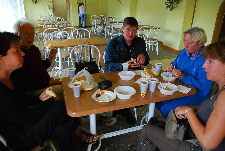 DSC_1989.JPG - Wir machen einen Ausflug mit unseren Nachbarn, meinem Vater und Grit. Zwischendurch strken wir uns in einer typischen russischen Kantine.