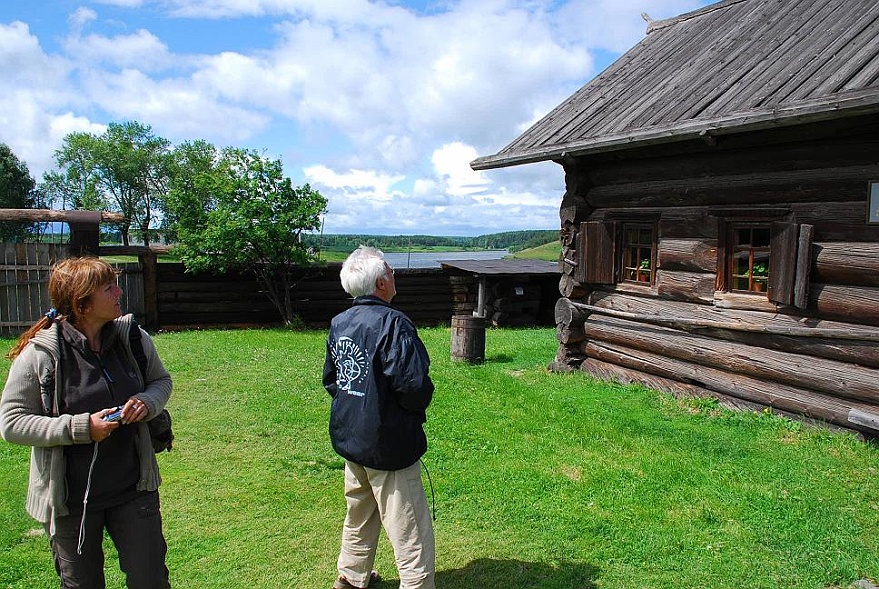DSC_2004.JPG - Wir erreichen ein Museumsdorf.
