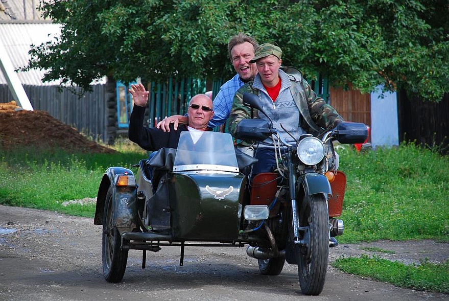 DSC_2734.JPG - Lutz geniesst das Geburtstagsgeschenk von Egmont: eine Fahrt mit Jura in seiner URAL.