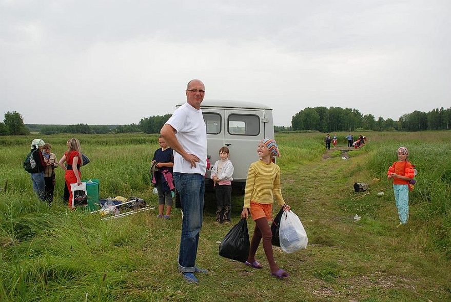 DSC_2801.JPG - Der letzte Tag vor der Abreise: Lutz muss im "Jugendcamp Bingi" nochmal mit anfassen.