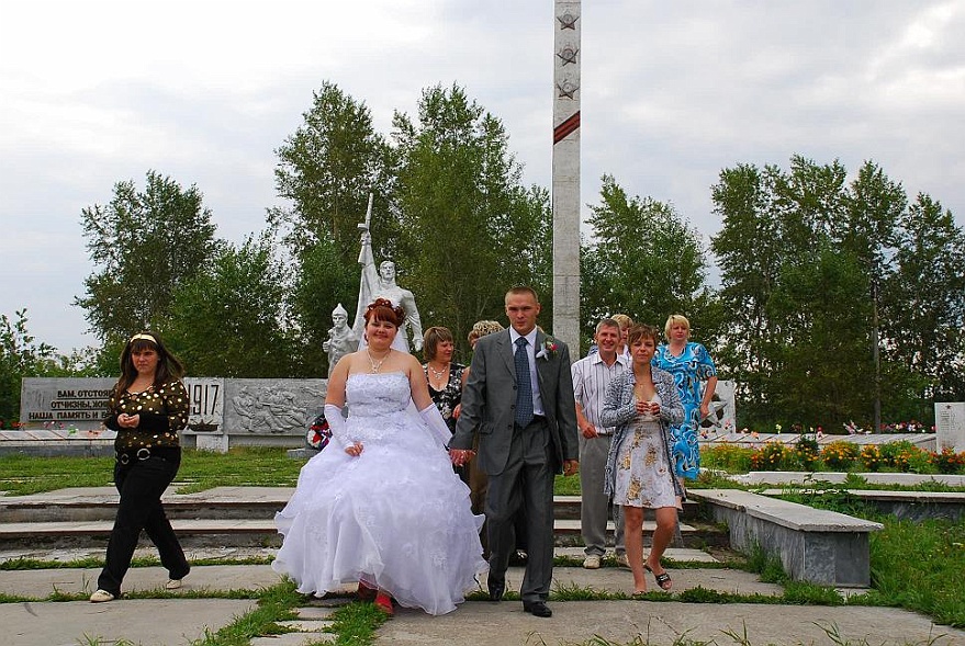 DSC_2911.JPG - Hochzeit in Werchni Tagil: Man sieht es erst auf den zweiten Blick, aber sie trgt rote Adiletten.
