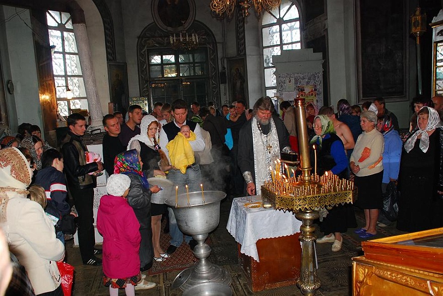 DSC_4152.JPG - ...natrlich in der Kirche mit warmen Wasser statt.