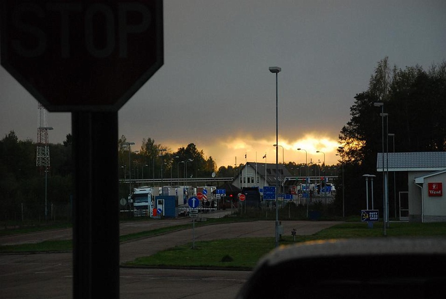 DSC_4570.JPG - Die Grenze zwischen Russland und Lettland. Gleich sind wir wieder im Westen...