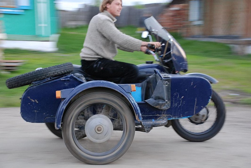 DSC_1119.JPG - Moped fahren - er musste berall durch! Und sogar....