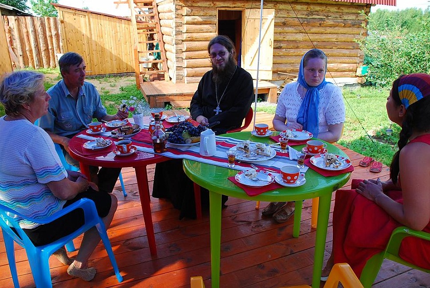 DSC_1314.JPG - Danach gibt es etwas zu essen und hochprozentiges zu trinken.