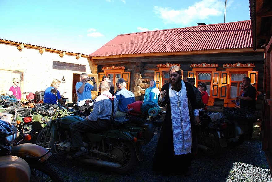 DSC_1415.JPG - Das lssst sich Alexander nicht nehmen und muss mal schnell die Mopeds segnen....