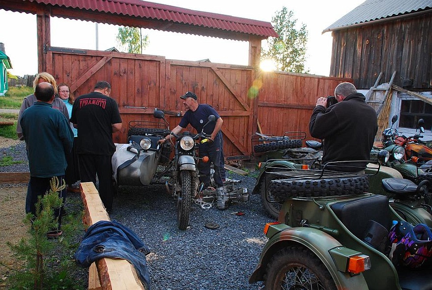 DSC_1492.JPG - Chefmechaniker von URAL beim Reparatureinsatz auf unserem Hof.