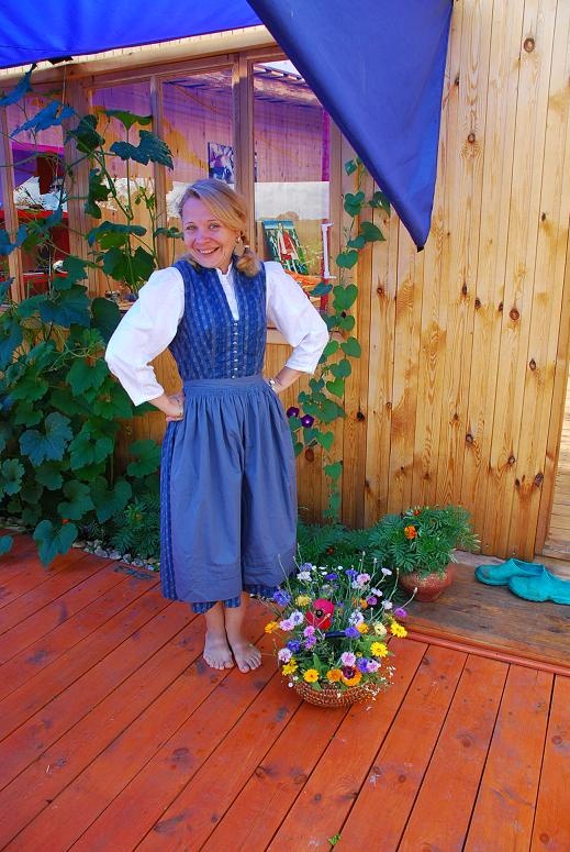 sasha.JPG - Sasha aus Australien im Dirndl aus Bayern.
