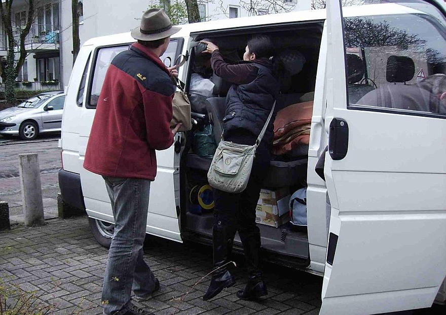 Abfahrt.JPG - Abfahrt Anfang April 2008 - Florian, Olga und ich machen uns mit  "90kg Freigepck" auf den Weg nach Russland.